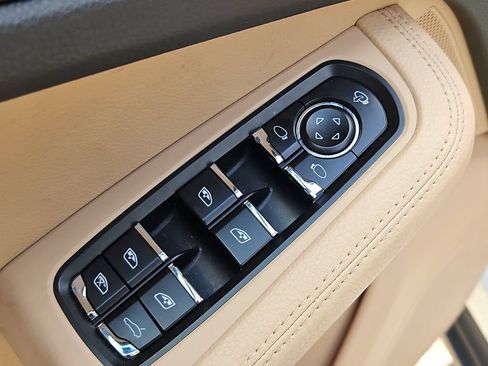 Certified 2023 Porsche Macan S AWD/4WD image 30