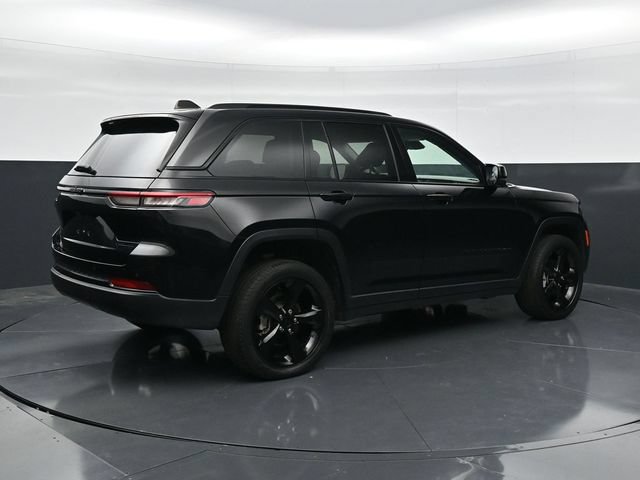 Used 2023 Jeep Grand Cherokee Limited w/ Black Appearance Package AWD/4WD image 2