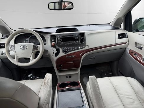 Used 2013 Toyota Sienna XLE FWD image 11