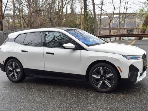 Used 2022 BMW iX xDrive50 w/ Premium Package image 11