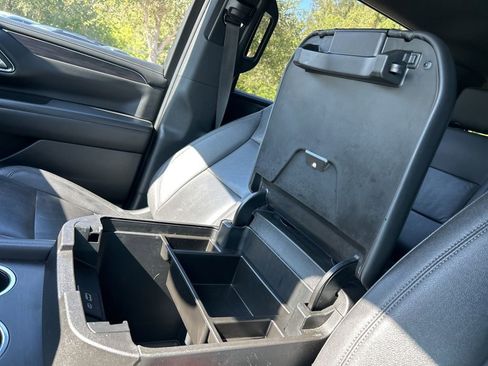 Used 2023 Chevrolet Suburban LT image 30