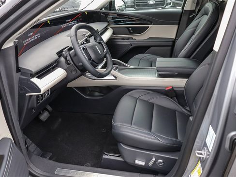 Used 2025 Lincoln Nautilus Premier image 19