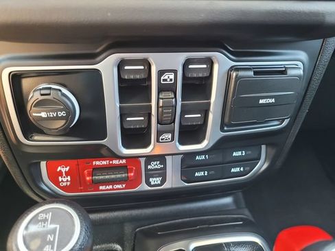 Used 2025 Jeep Wrangler Unlimited Rubicon AWD/4WD image 26