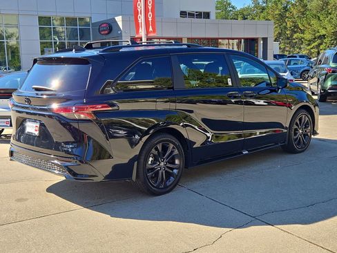 Used 2025 Toyota Sienna XSE image 7