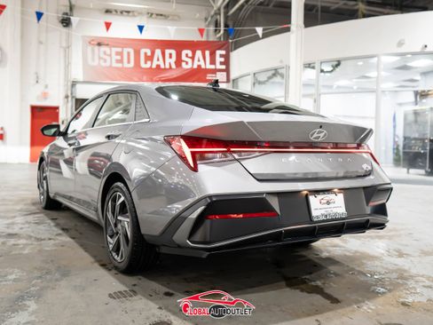 Used 2025 Hyundai Elantra SEL image 5