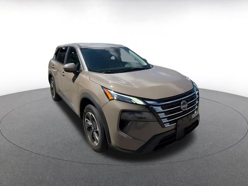 Used 2025 Nissan Rogue SV AWD/4WD image 3