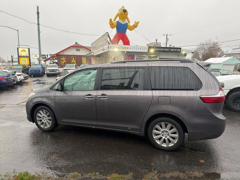 Used 2016 Toyota Sienna Limited image 3