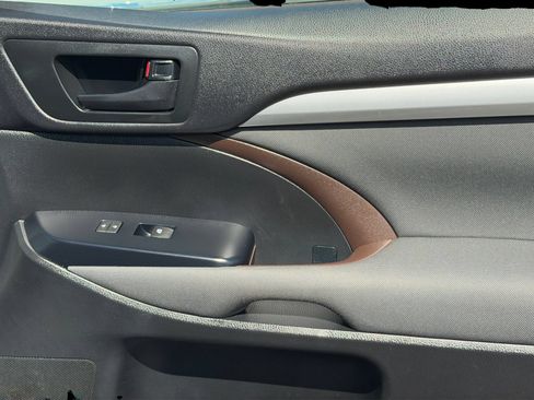 Used 2016 Toyota Highlander LE FWD image 11