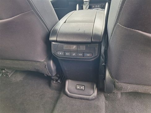 Used 2024 Toyota Highlander LE image 31