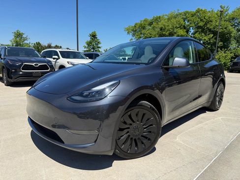 Used 2024 Tesla Model Y Long Range AWD/4WD image 1