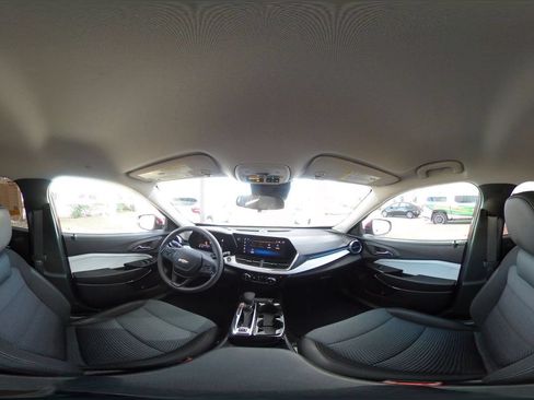 Used 2025 Chevrolet Trax LT FWD image 42