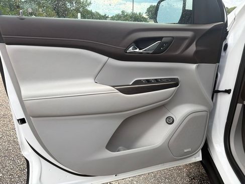 Used 2023 GMC Acadia SLT FWD image 12