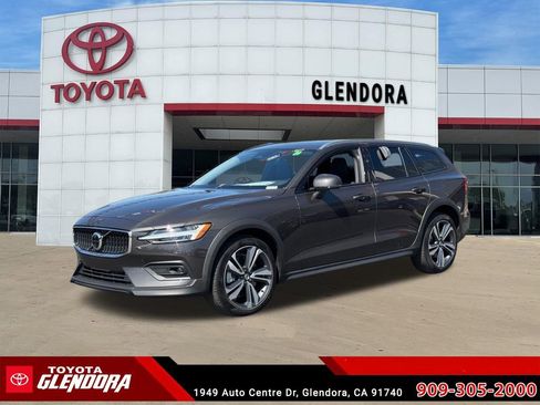 Used 2025 Volvo V60 B5 Cross Country Plus AWD/4WD image 5