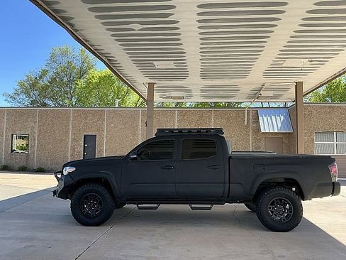 Used 2017 Toyota Tacoma TRD Off-Road image 8