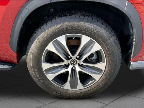Used 2021 Toyota Highlander XLE FWD image 11