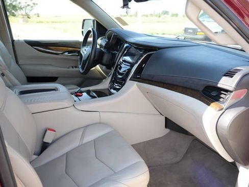 Used 2018 Cadillac Escalade Luxury AWD/4WD image 17