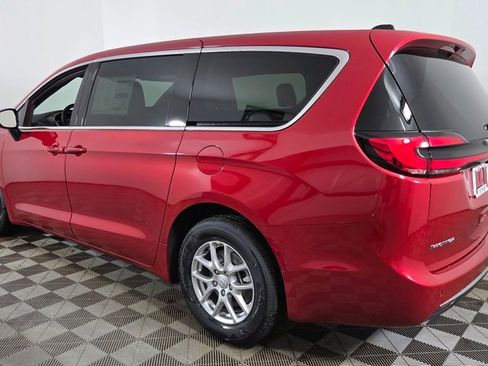 New 2026 Chrysler Pacifica Select image 5