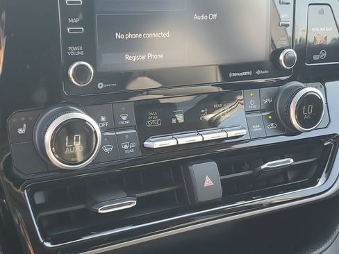 Used 2020 Toyota Highlander XLE AWD/4WD image 29