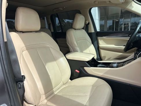 Used 2022 Jeep Grand Cherokee Limited image 50