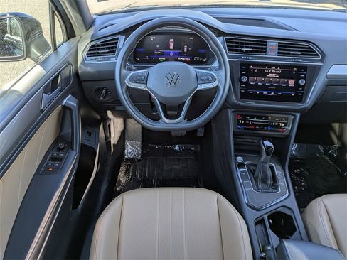 Used 2024 Volkswagen Tiguan SE image 19