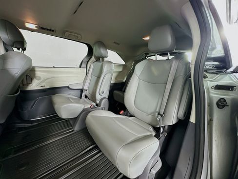 Used 2021 Toyota Sienna XLE AWD/4WD image 25