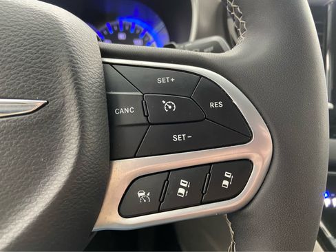 Used 2024 Chrysler Pacifica Touring-L FWD image 24