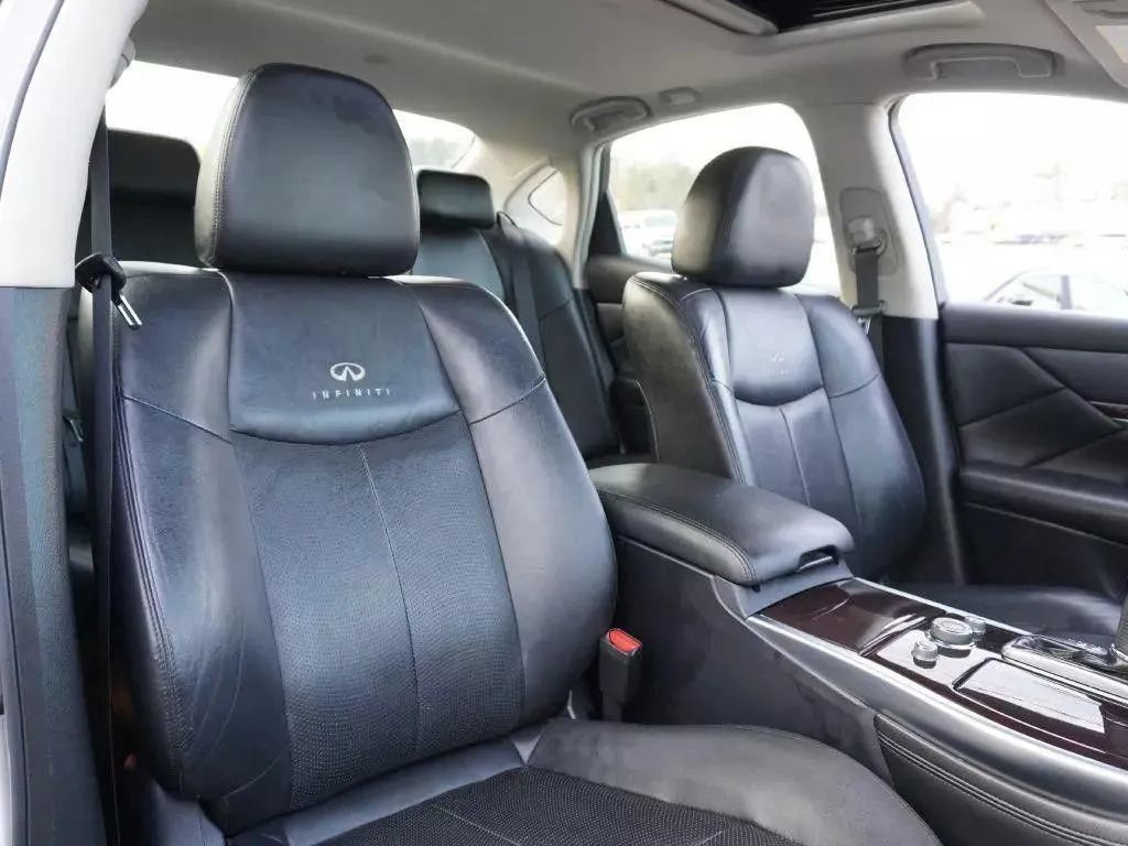 Used 2011 INFINITI M37 w/ Premium Pkg RWD image 30