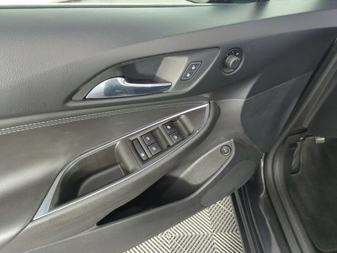 Used 2017 Chevrolet Cruze Premier FWD image 18