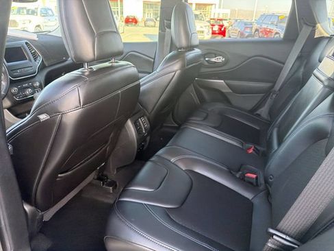 Used 2019 Jeep Cherokee Latitude Plus w/ Comfort/Convenience Group FWD image 29