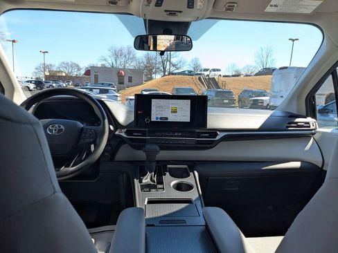 Used 2025 Toyota Sienna LE image 23