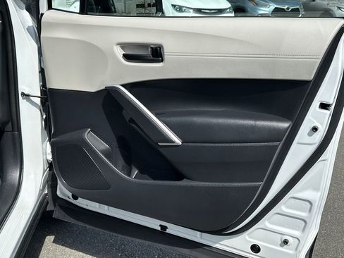 Used 2024 Toyota Corolla Cross L image 11