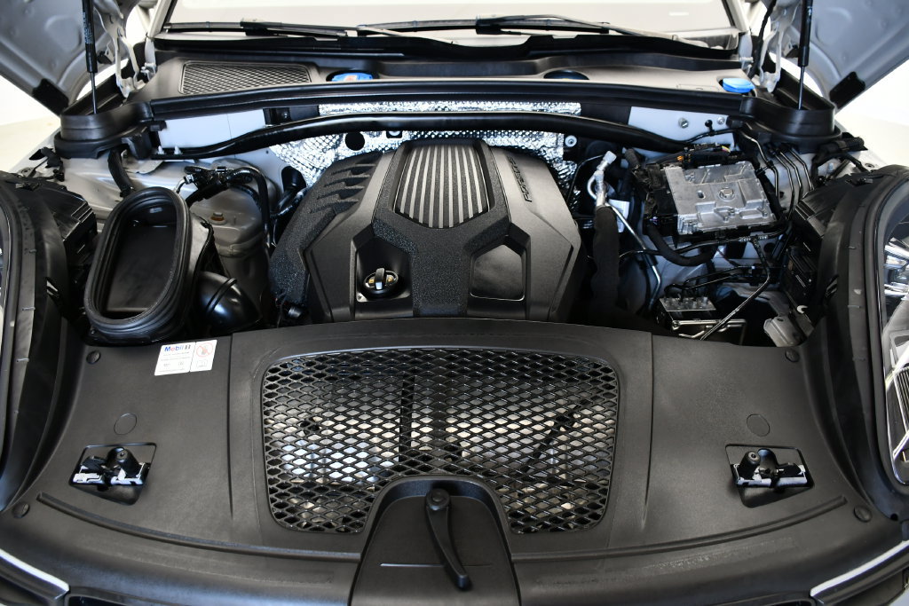 Certified 2024 Porsche Macan AWD/4WD image 12