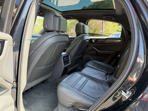 Used 2020 Porsche Cayenne image 28