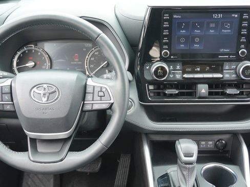 Used 2022 Toyota Highlander XLE FWD image 26