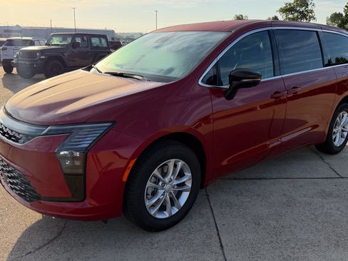 New 2027 Chrysler Pacifica Select AWD/4WD image 2