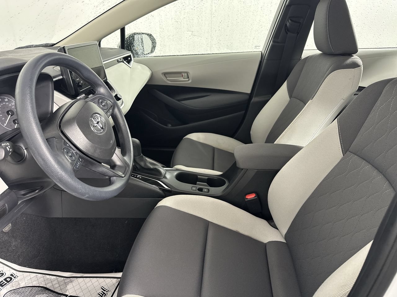 Used 2025 Toyota Corolla LE FWD image 2
