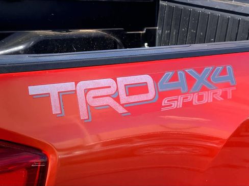 Used 2017 Toyota Tacoma TRD Sport w/ Premium & Technology Package image 10