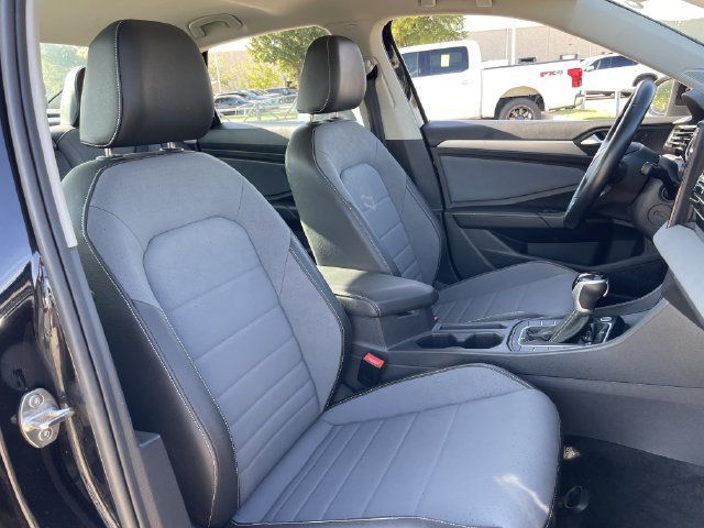 Used 2025 Volkswagen Jetta SE FWD image 27