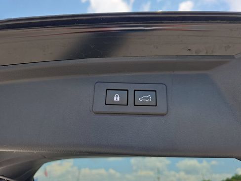 Used 2025 Subaru Outback Premium AWD/4WD image 31