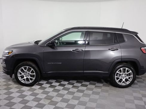 Used 2023 Jeep Compass Latitude image 5