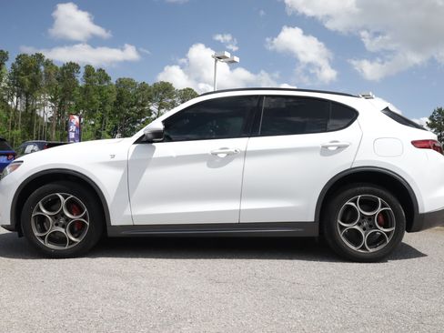 Used 2022 Alfa Romeo Stelvio Ti AWD/4WD image 2