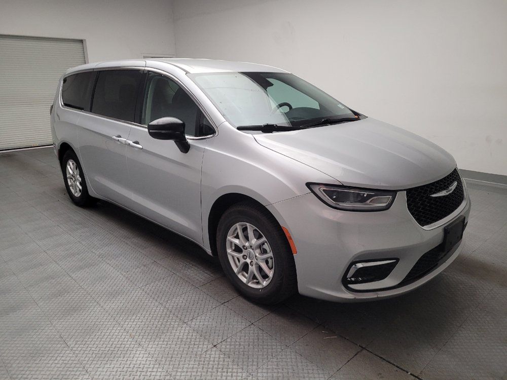 Used 2024 Chrysler Pacifica Touring-L FWD image 13