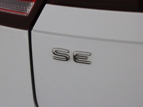 Used 2024 Volkswagen Tiguan SE image 43