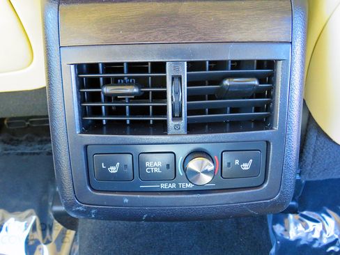 Used 2016 Toyota Avalon Limited image 27