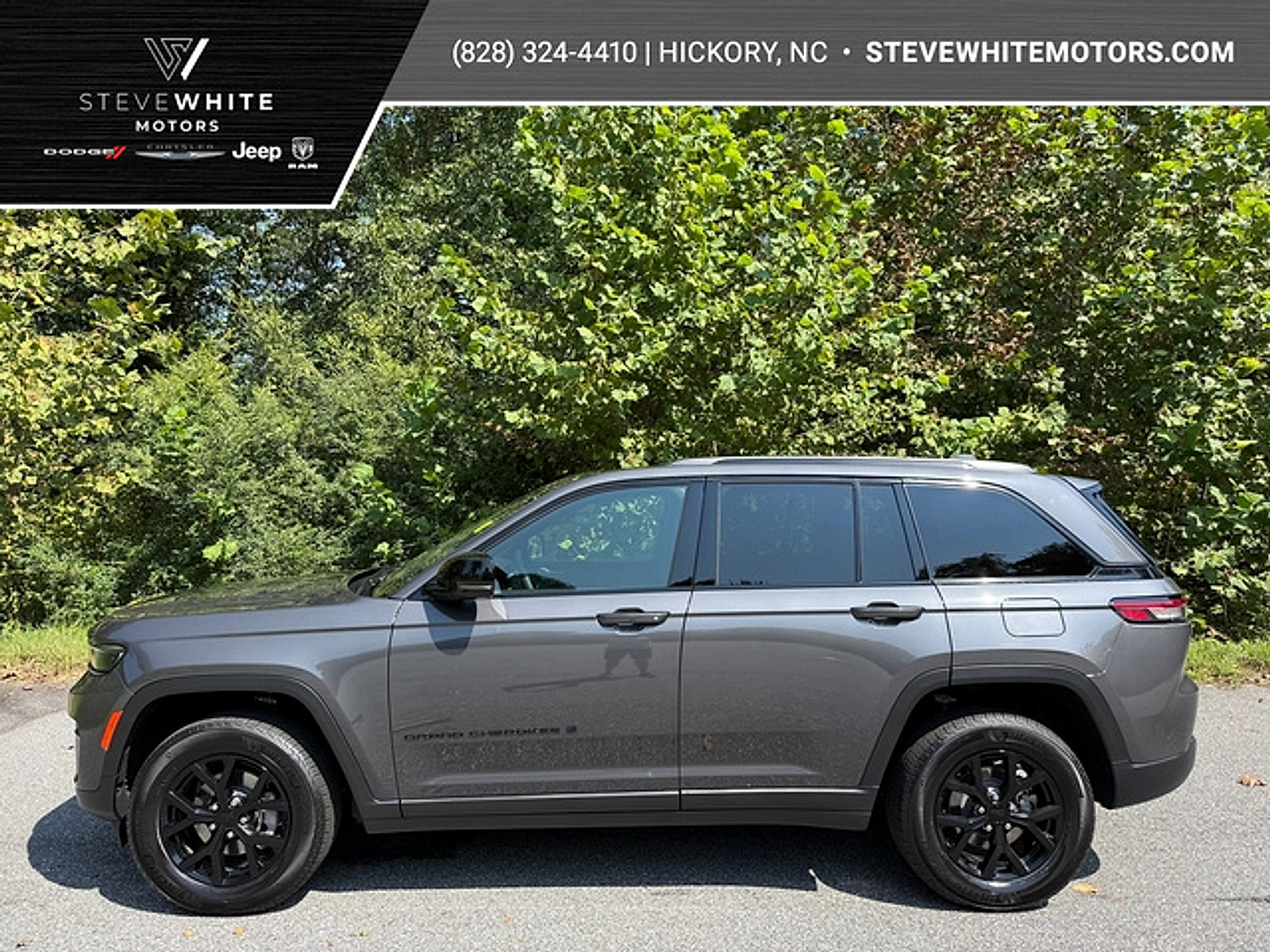 Used 2025 Jeep Grand Cherokee Altitude AWD/4WD image 1