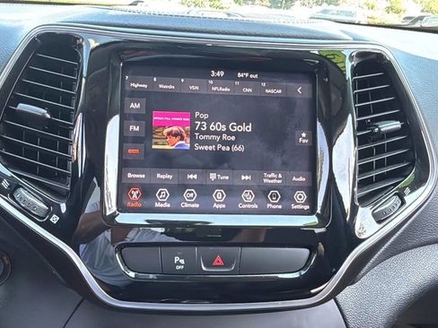 Used 2019 Jeep Cherokee Limited image 17