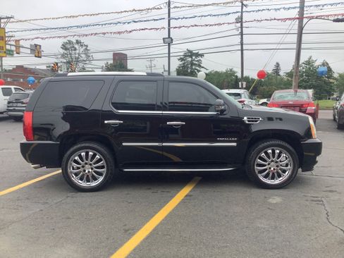 Used 2011 Cadillac Escalade Luxury image 8