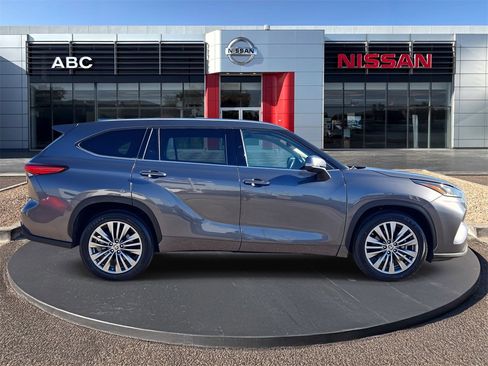 Used 2020 Toyota Highlander Platinum image 4