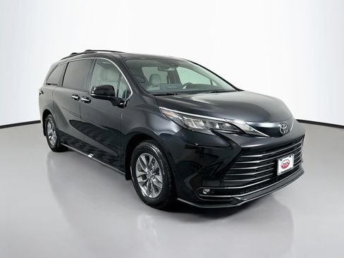 Used 2026 Toyota Sienna XLE AWD/4WD image 3