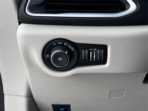 Used 2024 Chrysler Pacifica Touring-L image 20